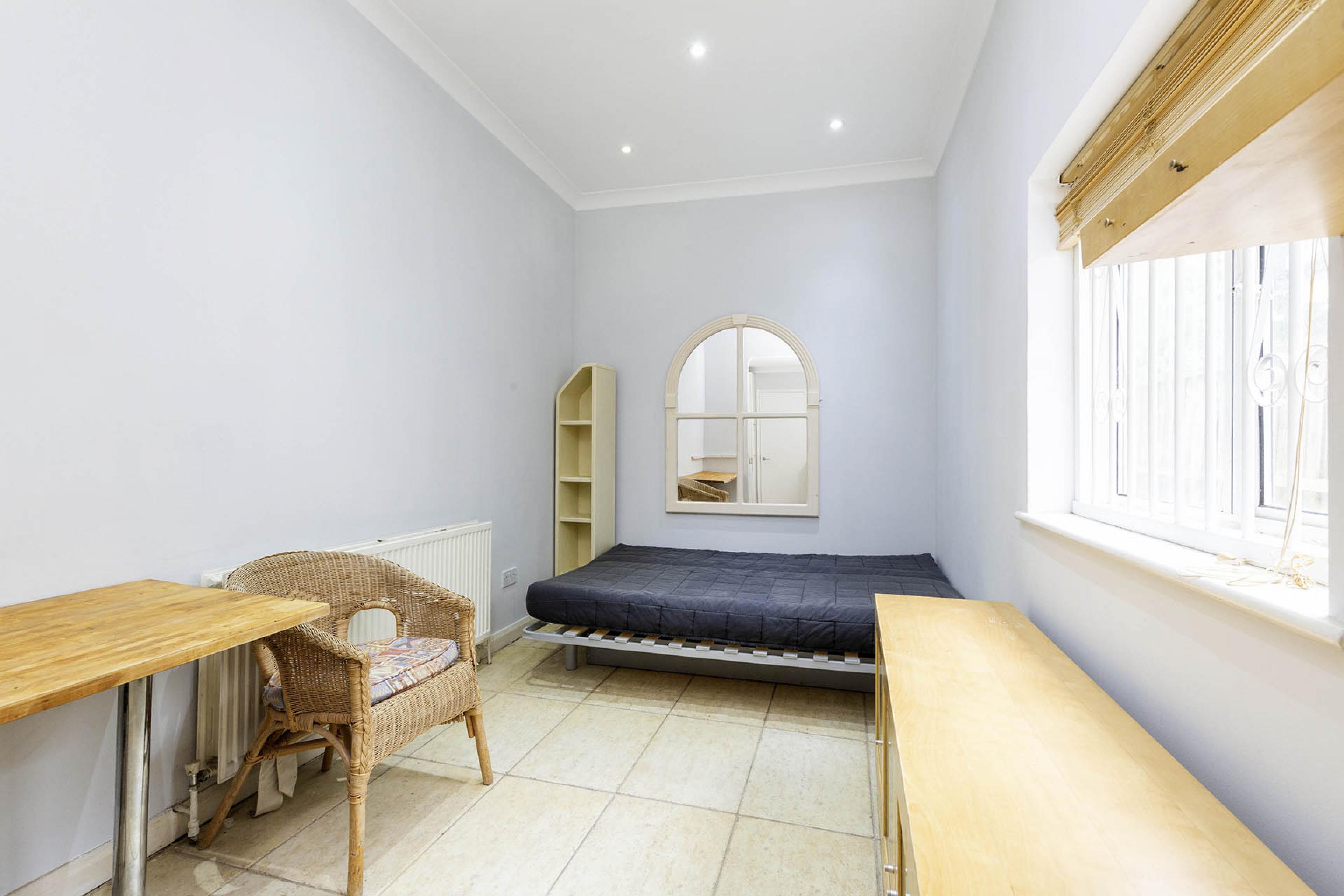 			Studio Apartment, 1 bath, 1 reception Flat			 Brondesbury Road, QUEENS PARK NW6 NW6